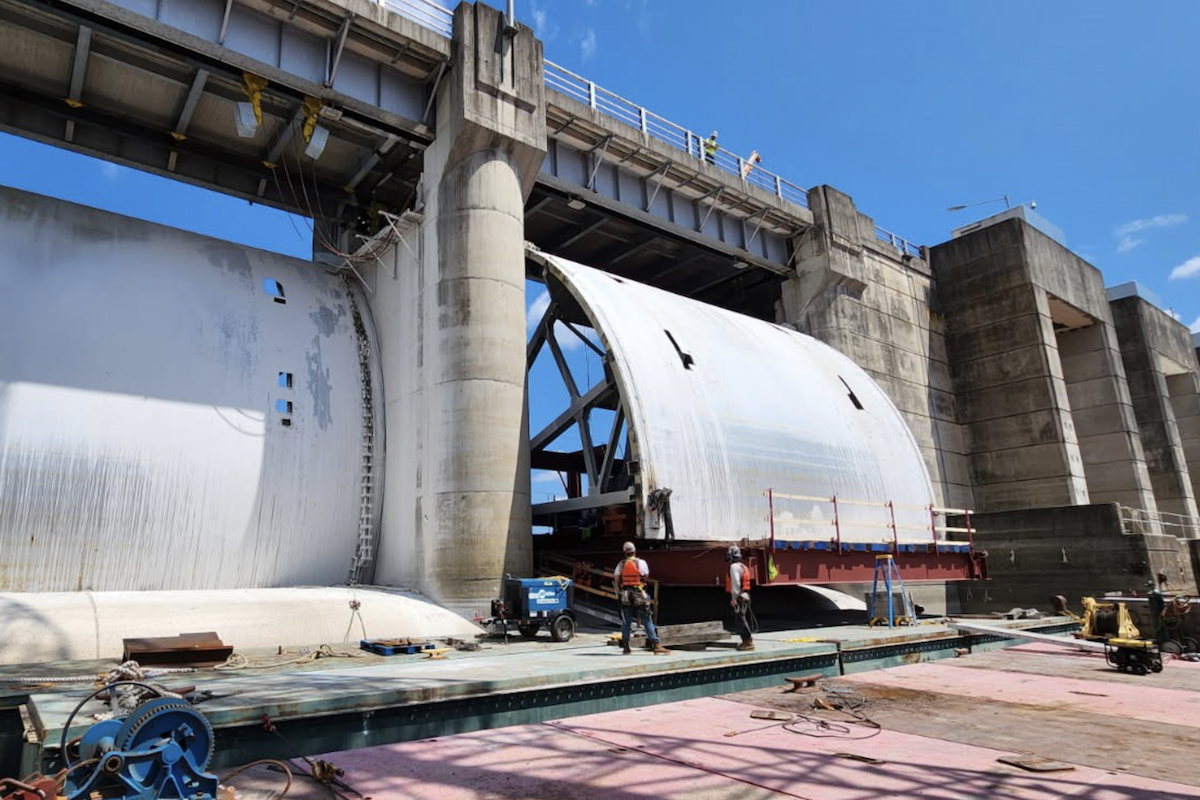 Work crews successfully remove the first massive spillway gate from Wolf Creek Dam. (USACE photo courtesy of Brian Whitus)
