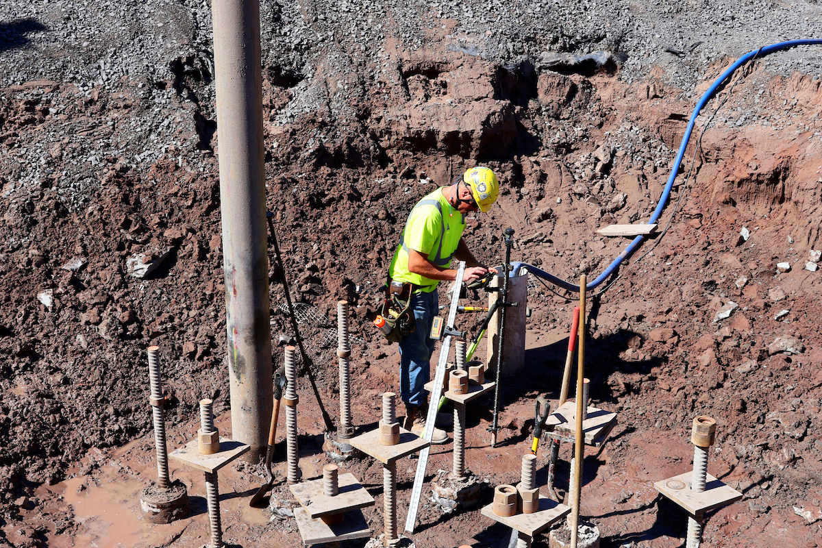 With info from the Layout Navigator (LN), Foreman Dave Garnish confirms points on one of the hospital’s massive pile caps. The one-person capability of the LN was key in its addition to MSH’s workflow.