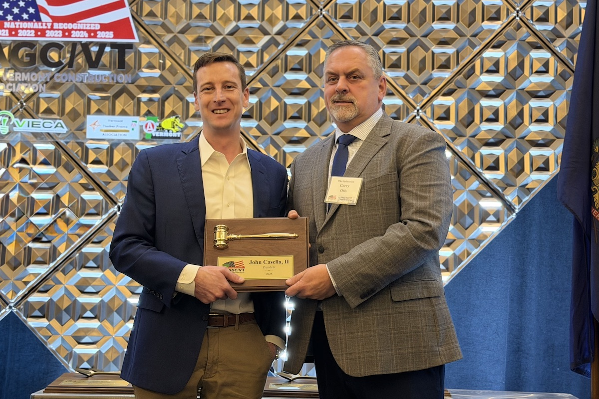 Outgoing AGC/VT President John Casella Jr. of Casella Construction hands the gavel to incoming President Gerry Otis of Pike Industries at AGC/VT's Annual Meeting in Burlington. (Photo courtesy of Missi Delehanty/VideoMD Productions)