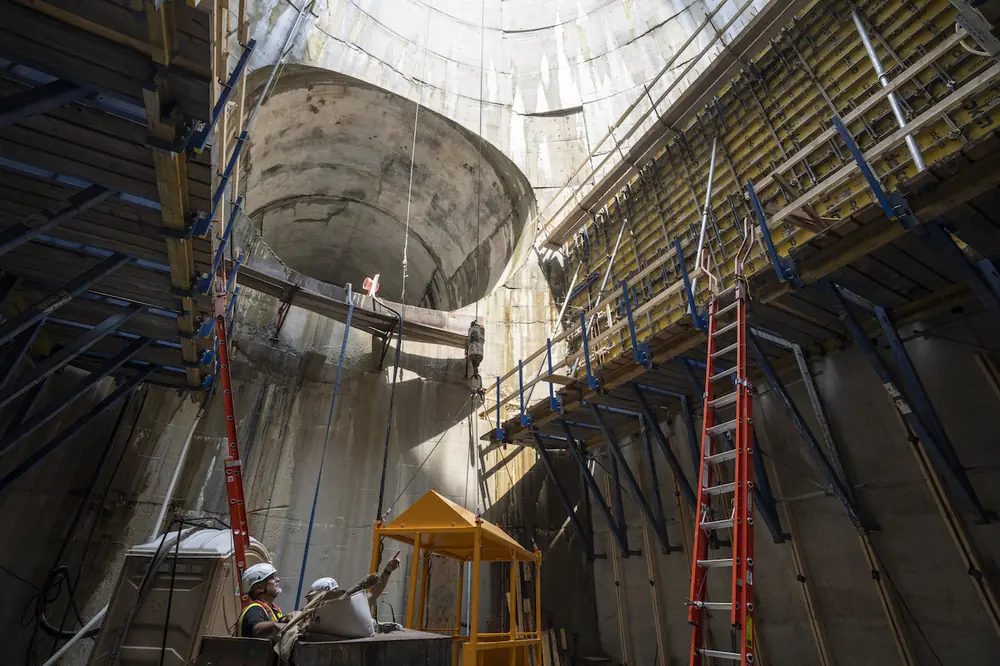 Inside the circular shaft, Doka MF240 climbing formwork works in tandem with D22 construction supporting frames to enable efficient vertical progression.