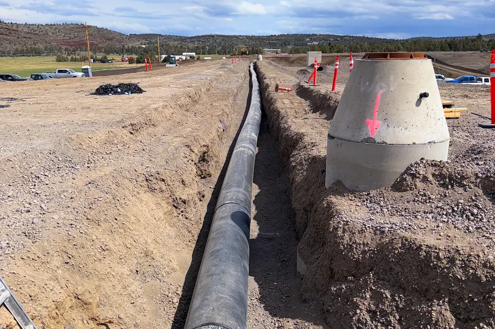 Crews install the 24-inch HDPE internal recycle line along the treatment lagoons at the Redmond Wetlands Complex. (Photo courtesy of Anderson Perry)
