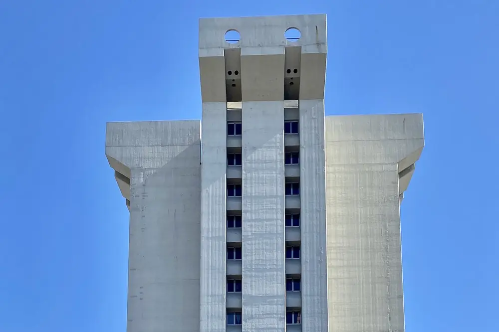 The tower’s cantilevered concrete crown included flat and angled slabs formed as part of the continuous pour of the walls. (Photo courtesy of Skanska)