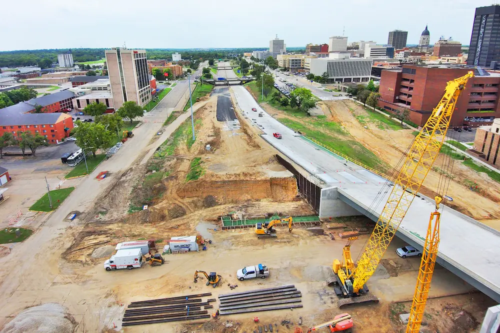 Work advances on the I-70/Fourth Street bridge. (Photo courtesy of Bartlett & West)
