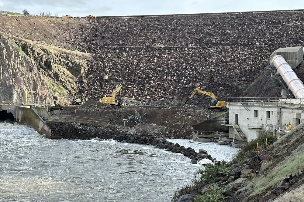 Work to remove Oregon’s earthwork John C. Boyle Dam and hydroelectric plant