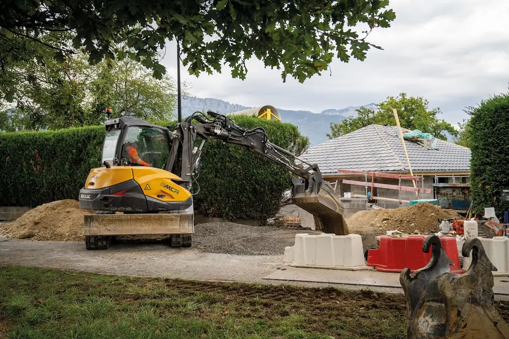 The crawler skid excavator’s two-piece boom needs less space to operate, opening up the use of powerful machines even in tight spaces.