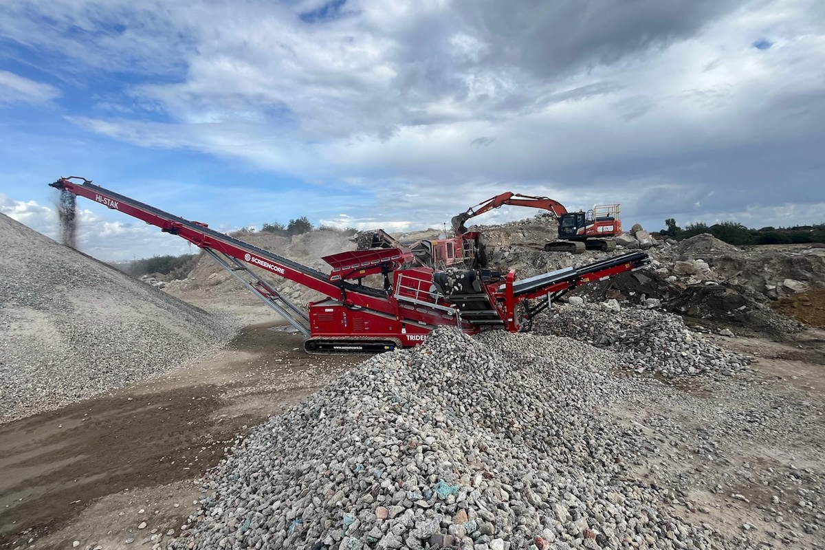 A combined stacker-screen produces high-quality, accurately sized aggregates for large material stockpiles.