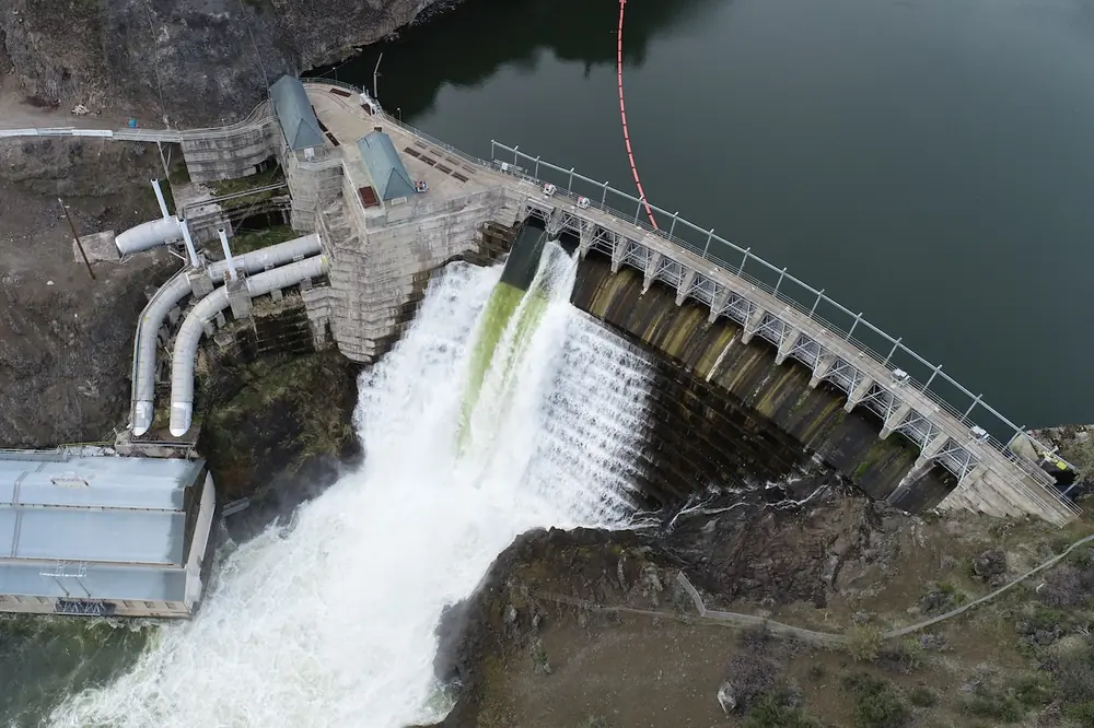 Revised sequencing to remove one dam prior to the reservoir draining (pictured here) and the other three dams after the drawdown minimized risk exposure and improved project efficiency.