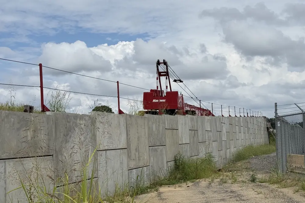 Wall 5 runs along Ramp B5 at the northeast corner of Shelby Drive and Lamar Avenue near the BNSF Railroad.