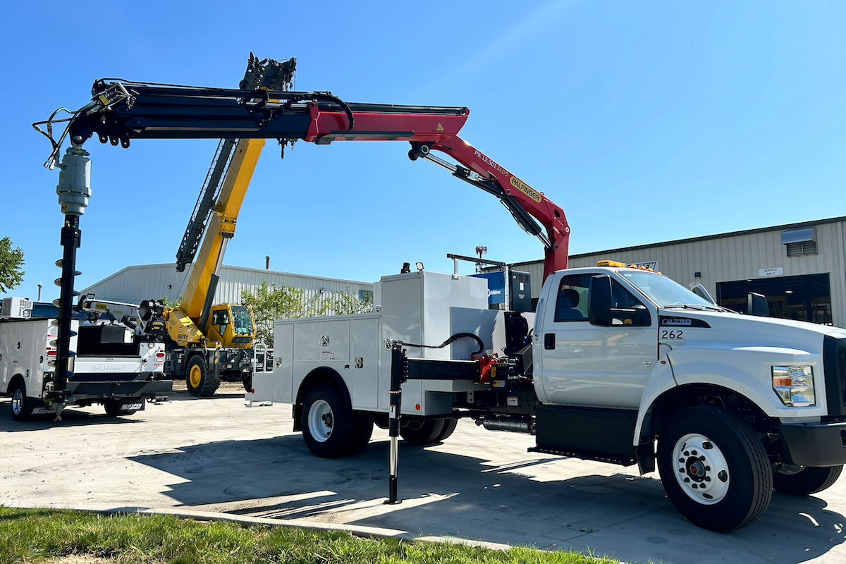The Des Moines branch combined the Palfinger PK 12.501 SLD5 Knuckle Boom Crane with 32-foot boom extension and auger attachment onto the truck chassis.
