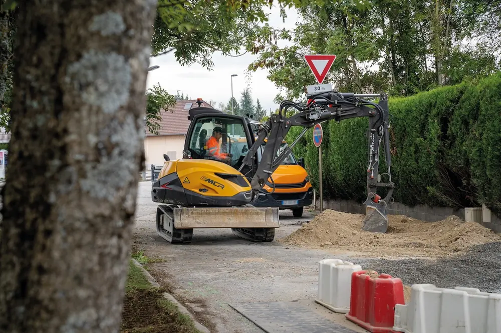 A side-mounted, two-piece boom offers greater compactness and range of motion compared to traditional mono-boom designs.