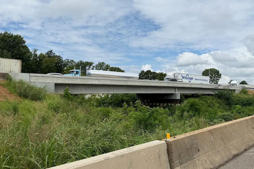 Bridge 6 along Ramp B7 crosses John’s Creek and currently carries eastbound Lamar Avenue traffic.