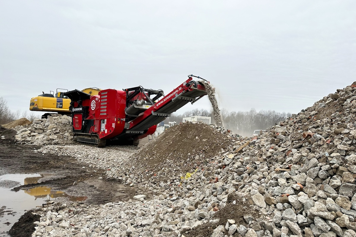 Compact crusher at work.