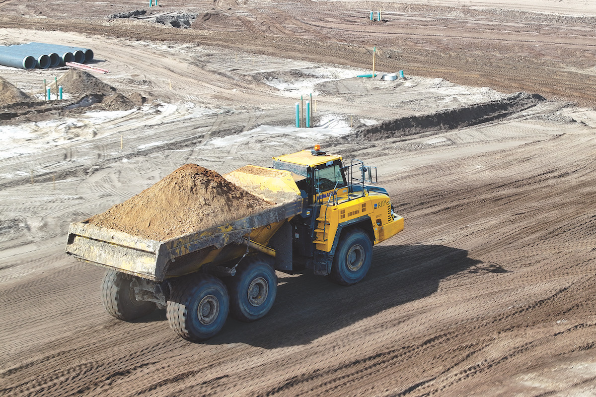 Komatsu HM300-5 and HM400-5 Articulated Haul Trucks allow operators to move large quantities of material efficiently across job sites.
