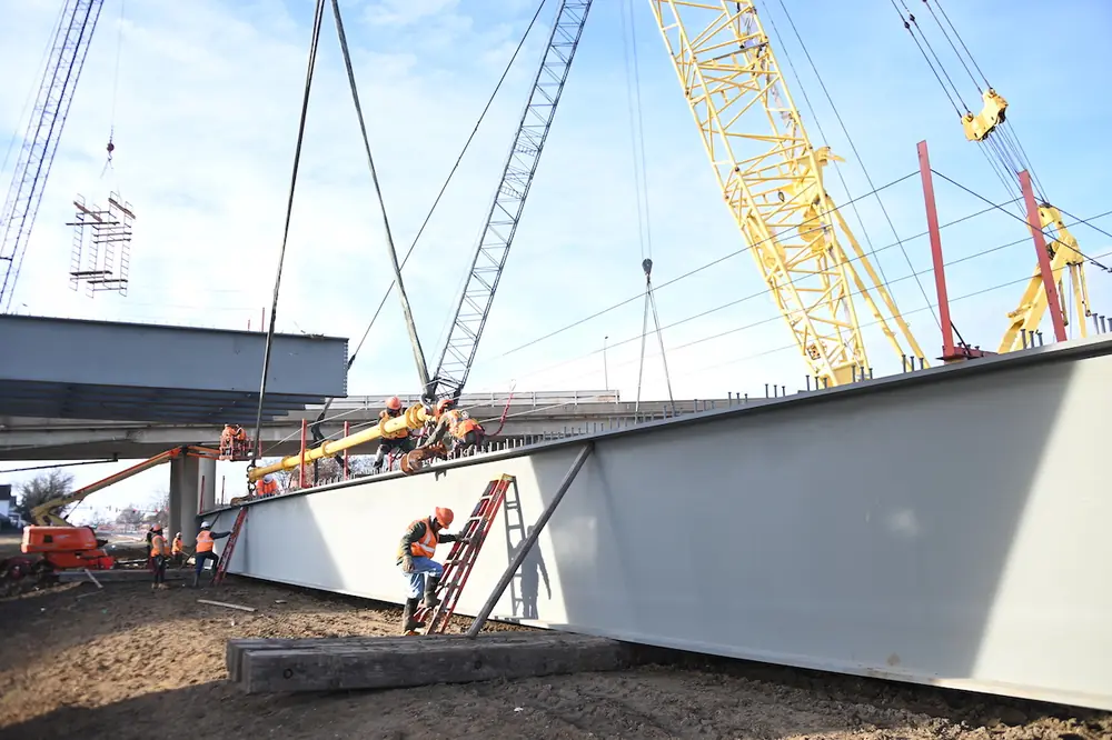 Crews prepare to place beams on the new eastbound viaduct over Topeka Boulevard. (Photo courtesy of Kansas Department of Transportation)