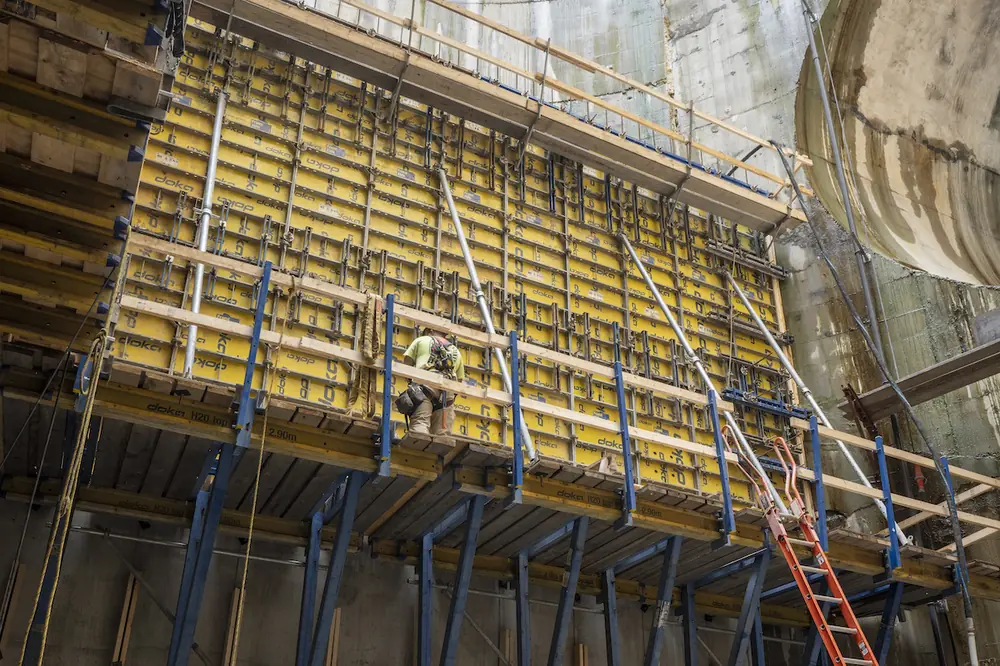 While Frami is typically a hand-set system, it can be combined with D22 brackets to manage high concrete pressures in single-sided pours where traditional ties are not possible.