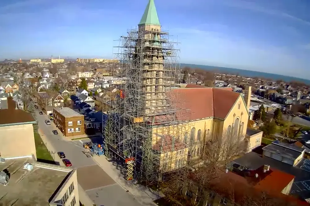 Scaffolding system around a building