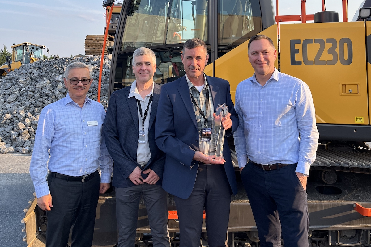 From left to right: Agako Nouch, Head of Sales Development, Volvo CE; Andre Parent, Vice President, Earthmoving Division, Wood’s CRW; Chris Palmer, President, Wood’s CRW; Scott Young, Head of Region North America, Volvo CE