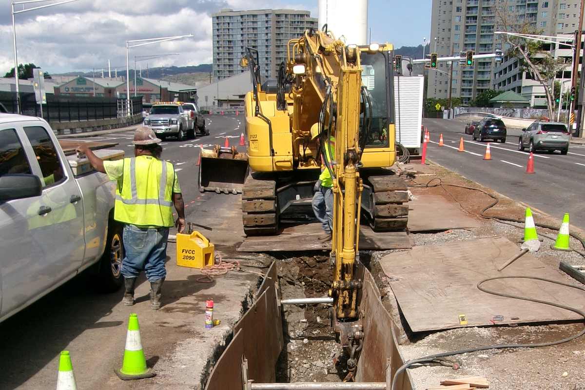 Crews install drain pipe on Nimitz Highway near River Street.