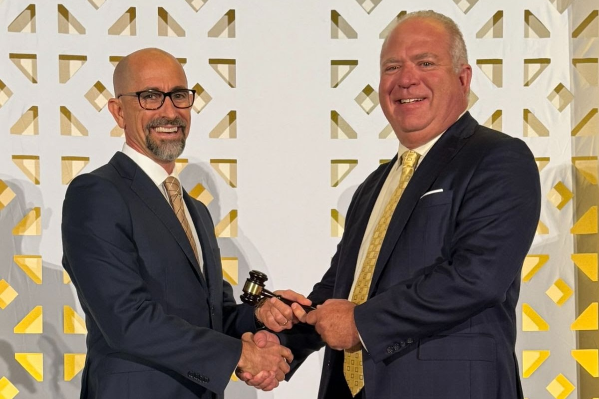 Previous ARTBA Chair Jeff Nelson, right, of David Nelson Construction Co. passed the gavel to 2025-2026 Chair Tony Fassino.